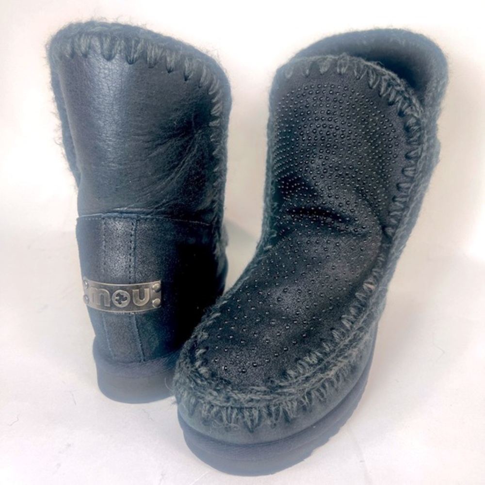 MOU Boots NEW Black Shearling Eskimo Boots NEW with small silver dots  size 9